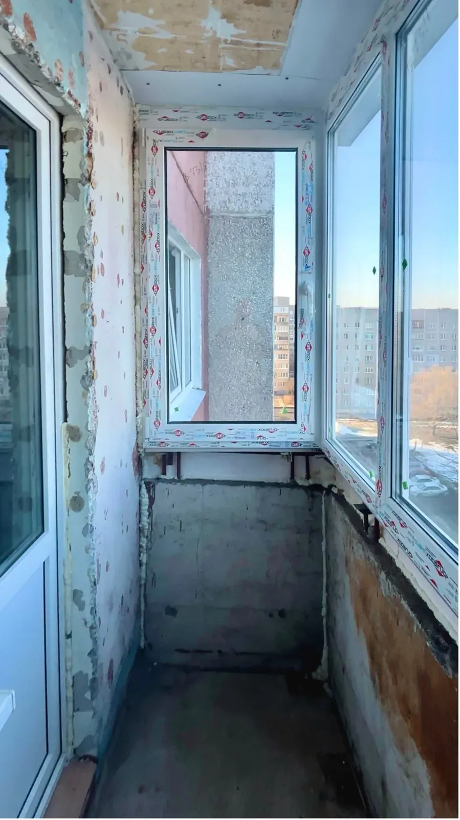 До ремонта — Балкон, Астана. Утепление, стильный дизайн в светлых тонах, окна с видом на город.